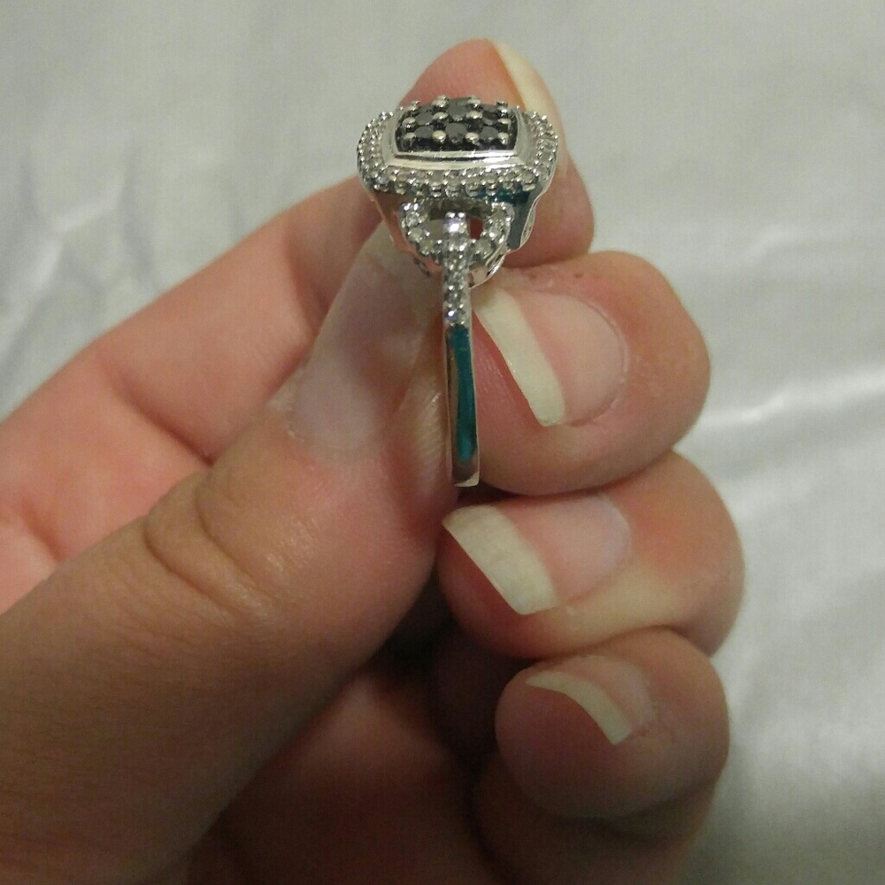 10K White Gold w/ Blk&White Diamonds (Video) - Picture 5 of 9